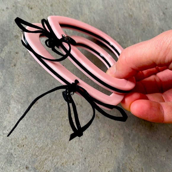 Vintage pair of Betsey Johnson pink black heart shaped bangles bracelets RARE - Picture 6 of 8